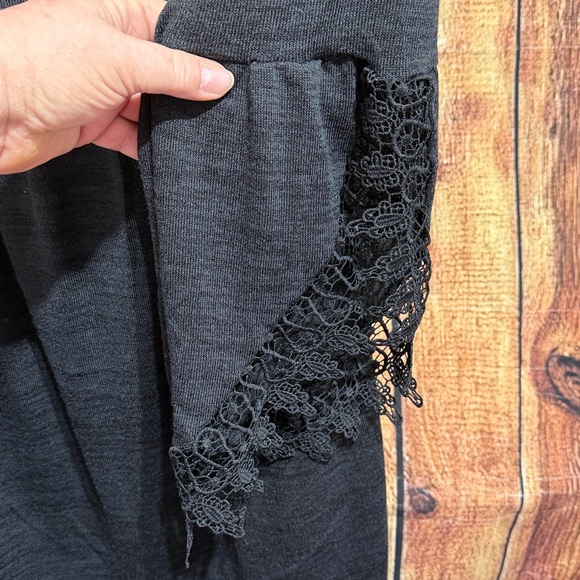 🚨(Must Bundle 3) WinWin Lace Sleeve Dress Size L-XL - Picture 3 of 4